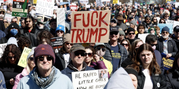 28일(현지시간) 미국 시카고 그랜트 파크에서 열린 '왕은 없다(No Kings)' 전국 시위의 날 시위 참가자들이 행진하고 있다. AFP=연합뉴스