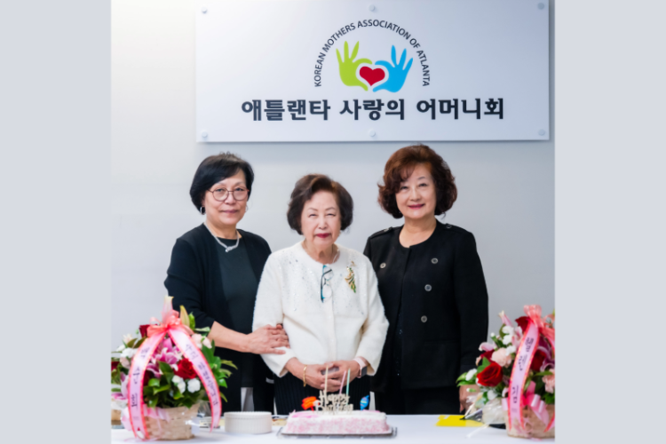 (왼쪽부터) 황혜경 회장, 백순희 이사, 헬렌 김 신임 이사장.