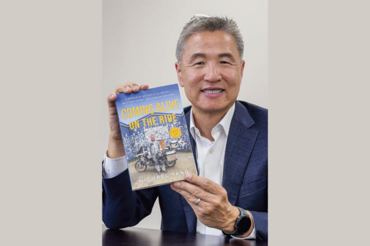 마이클 양 대표가 본지와 인터뷰를 한 뒤 이번에 출간한 자전적 에세이 ‘커밍 어라이브 온 더 라이드(Coming Alive on the Ride)’를 소개하고 있다. 김상진 기자