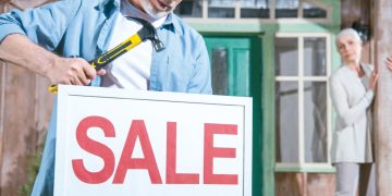 70세 이후에 집을 팔면 관리가 부실해 평균적으로 집값이 5% 낮게 팔리는 것으로 나타났다.