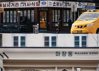 미국 뉴욕에 문을 연 기사식당(Kisa) 콘셉트 식당과 영국 런던에 자리한 정육 식당 컨셉트의 마장동(MAJANG DONG)은 한국식 식당 운영으로 인기를 끌고 있다. 사진 기사식당, 마장동(MAJANG DONG) 인스타그램 캡처