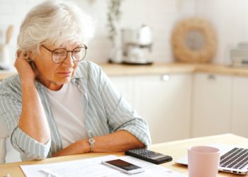 50세 이상 여성이 경제 상황에 대해 느끼는 불안감이 높은 것으로 나타났다.
