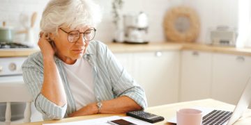 50세 이상 여성이 경제 상황에 대해 느끼는 불안감이 높은 것으로 나타났다.