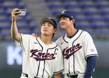 구자욱(오른쪽)과 셀카 찍는 메이저리거 이정후. 한국 야구대표팀의 주장이다. [뉴시스]