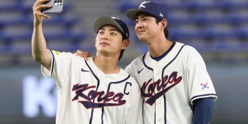 구자욱(오른쪽)과 셀카 찍는 메이저리거 이정후. 한국 야구대표팀의 주장이다. [뉴시스]