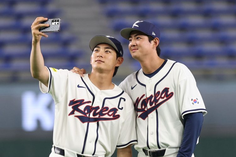 구자욱(오른쪽)과 셀카 찍는 메이저리거 이정후. 한국 야구대표팀의 주장이다. [뉴시스]