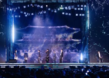 그룹 방탄소년단(BTS)이 21일 서울 광화문 광장에서 정규 5집 '아리랑'(ARIRANG) 발매를 기념해 무료 공연 'BTS 컴백 라이브: 아리랑'(BTS THE COMEBACK LIVE｜ARIRANG)을 열고 있다. [연합뉴스]