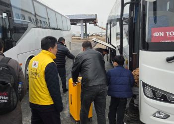 3일(현지시간) 이란에 체류하던 우리 국민과 이란 국적 가족 등이 투르크메니스탄으로 대피하기 위해 버스에 짐을 싣고 있다. [사진 외교부]