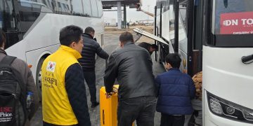 3일(현지시간) 이란에 체류하던 우리 국민과 이란 국적 가족 등이 투르크메니스탄으로 대피하기 위해 버스에 짐을 싣고 있다. [사진 외교부]