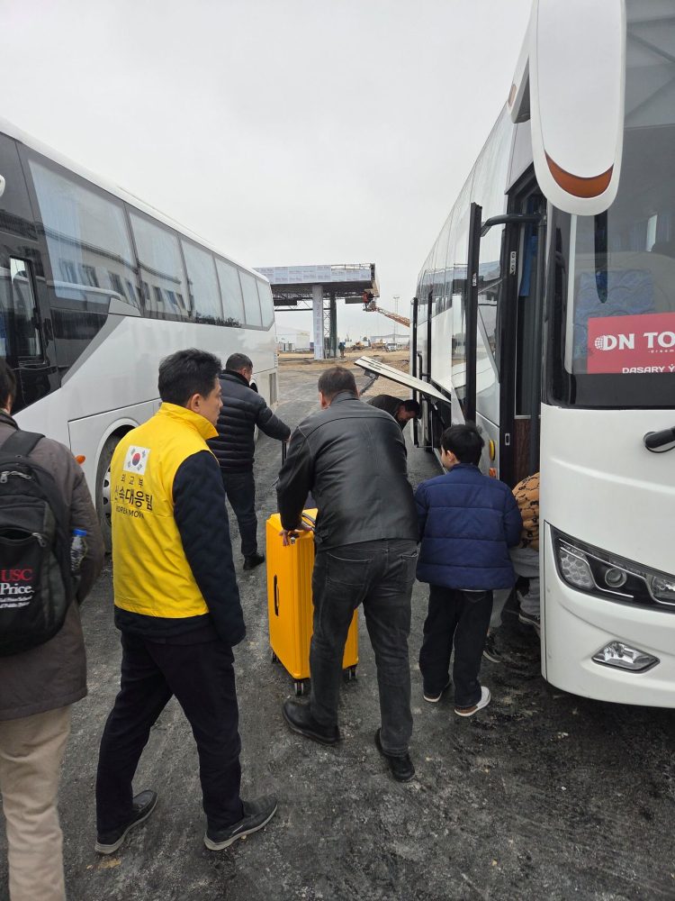 3일(현지시간) 이란에 체류하던 우리 국민과 이란 국적 가족 등이 투르크메니스탄으로 대피하기 위해 버스에 짐을 싣고 있다. [사진 외교부]