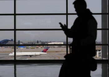 디트로이트 메트로폴리탄 웨인 카운티 공항에서 한 여행객이 항공편을 기다리고 있다. AP=연합뉴스