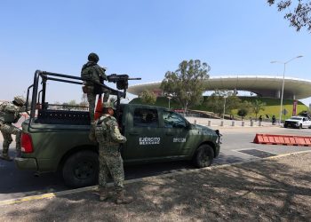 총을 들고 무장한 상태로 아크론 스타디움 앞을 지키고 있는 멕시코 군인들. [로이터=연합뉴스]