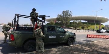 총을 들고 무장한 상태로 아크론 스타디움 앞을 지키고 있는 멕시코 군인들. [로이터=연합뉴스]