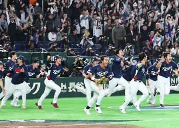 WBC 8강을 확정한 뒤 기뻐하며 달려 나오는 한국 야구대표팀 선수들. 연합뉴스