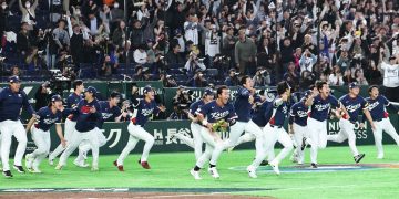 WBC 8강을 확정한 뒤 기뻐하며 달려 나오는 한국 야구대표팀 선수들. 연합뉴스