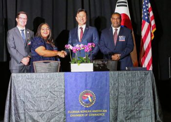 28일 출범식에서 헌터 김 회장(오른쪽 두 번째)는 애슐리 루트 레이크 노나 지역 상공회의소 회장과 기술 및 의료 분야 협력을 위한 MOU를 맺었다.