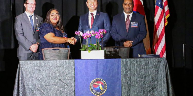 28일 출범식에서 헌터 김 회장(오른쪽 두 번째)는 애슐리 루트 레이크 노나 지역 상공회의소 회장과 기술 및 의료 분야 협력을 위한 MOU를 맺었다.