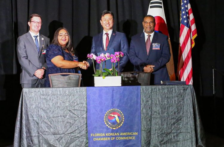 28일 출범식에서 헌터 김 회장(오른쪽 두 번째)는 애슐리 루트 레이크 노나 지역 상공회의소 회장과 기술 및 의료 분야 협력을 위한 MOU를 맺었다.