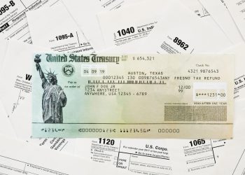 최근 IRS는 종이 체크를 요청하며 은행 계좌 정보를 입력하지 않은 납세자들을 대상으로 ‘CP53E’ 통지서를 발송하고 있다. [출처 셔터스톡]