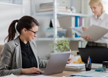 여성들이 다수 진출하는 연봉 10만 달러 이상 고소득 커리어는 의료 및 헬스케어 분야에 집중된 것으로 나타났다.  [출처 셔터스톡]