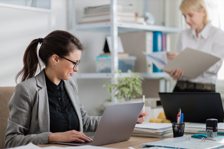 여성들이 다수 진출하는 연봉 10만 달러 이상 고소득 커리어는 의료 및 헬스케어 분야에 집중된 것으로 나타났다.  [출처 셔터스톡]