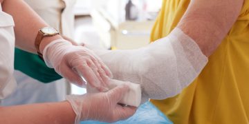 미국인들이 의료비를 감당하기 위해 식비나 공과금 등 기본 생활비까지 줄이고 있는 것으로 나타났다. [출처 셔터스톡]