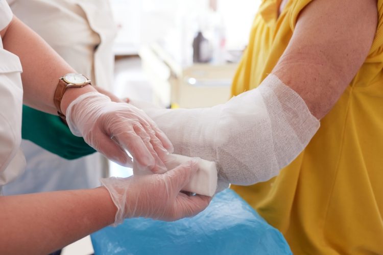 미국인들이 의료비를 감당하기 위해 식비나 공과금 등 기본 생활비까지 줄이고 있는 것으로 나타났다. [출처 셔터스톡]