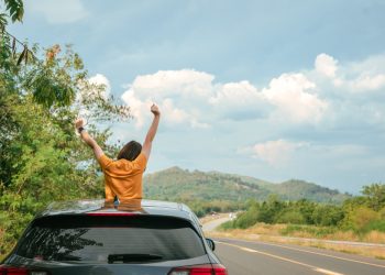 보안검색 대기 시간이 길어지면서 항공편 이용도 내키지 않는다. 가능한 운전비용을 절약하는게 최선이다. [출처 셔터스톡]