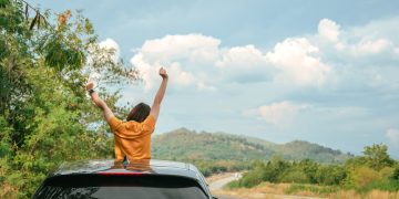 보안검색 대기 시간이 길어지면서 항공편 이용도 내키지 않는다. 가능한 운전비용을 절약하는게 최선이다. [출처 셔터스톡]