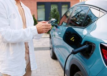 연방 의회가 도로 유지·보수 재원 마련을 위해 전기차(EV)를 소유하는 것에 대한 추가 비용 부과를 본격 추진한다. [출처 셔터스톡]