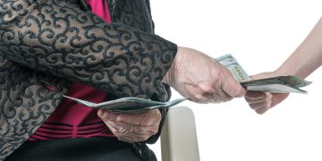 조지아주에서 노인 고객 돈 1000만달러를 빼돌린 투자자문가가 유죄를 인정했다. 이미지는 기사 내용과 관련 없음. [출처 셔터스톡]