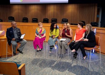 9일 귀넷 청사에서 진행된 타운홀 미팅 중 패널들이 발언하고 있다. [귀넷 정부 페이스북 캡처]