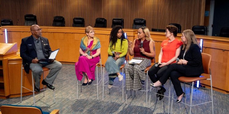 9일 귀넷 청사에서 진행된 타운홀 미팅 중 패널들이 발언하고 있다. [귀넷 정부 페이스북 캡처]