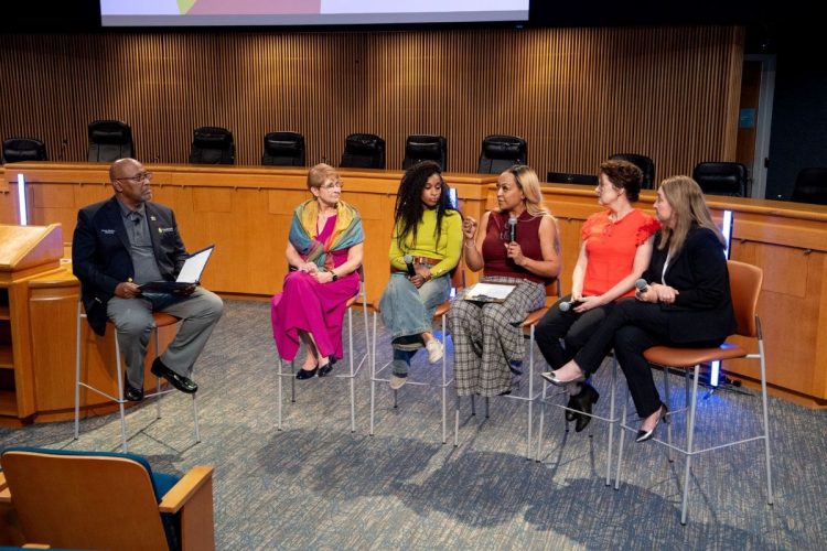 9일 귀넷 청사에서 진행된 타운홀 미팅 중 패널들이 발언하고 있다. [귀넷 정부 페이스북 캡처]