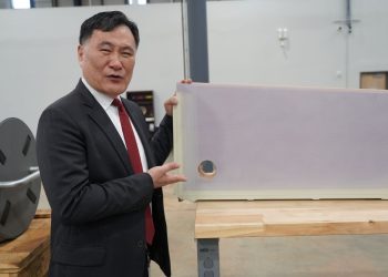 강기호 CEO가 A-10에 사용되는 러더 샘플을 소개하고 있다. 장채원 기자.