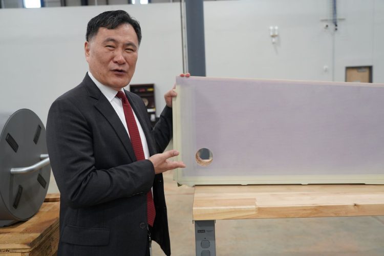 강기호 CEO가 A-10에 사용되는 러더 샘플을 소개하고 있다. 장채원 기자.