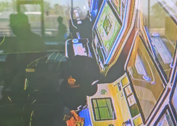 19일 뉴코아 당구장에서 방범 카메라에 찍힌 용의자 모습. 현금 보관함으로 쓰는 슬롯머신 기계에서 현금을 빼내고 있다.