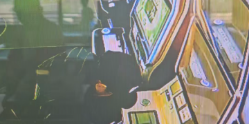 19일 뉴코아 당구장에서 방범 카메라에 찍힌 용의자 모습. 현금 보관함으로 쓰는 슬롯머신 기계에서 현금을 빼내고 있다.