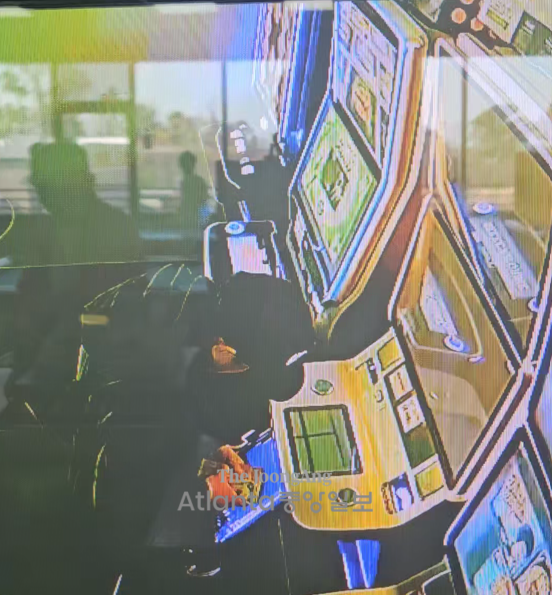 19일 뉴코아 당구장에서 방범 카메라에 찍힌 용의자 모습. 현금 보관함으로 쓰는 슬롯머신 기계에서 현금을 빼내고 있다.