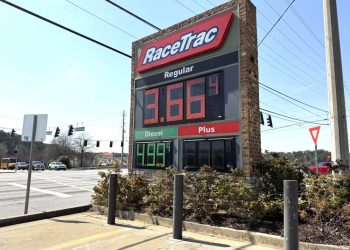 20일 둘루스 플레즌트 힐 로드 선상 레이스트랙 주유소에서 메트로 애틀랜타 지역 평균 가격보다 소폭 낮은 휘발유 가격을 게시했다. 윤지아 기자.