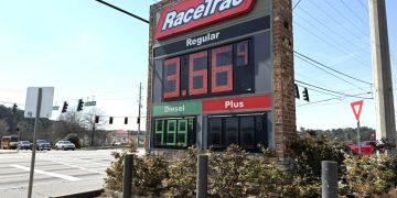 20일 둘루스 플레즌트 힐 로드 선상 레이스트랙 주유소에서 메트로 애틀랜타 지역 평균 가격보다 소폭 낮은 휘발유 가격을 게시했다. 윤지아 기자.