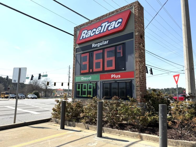 20일 둘루스 플레즌트 힐 로드 선상 레이스트랙 주유소에서 메트로 애틀랜타 지역 평균 가격보다 소폭 낮은 휘발유 가격을 게시했다. 윤지아 기자.