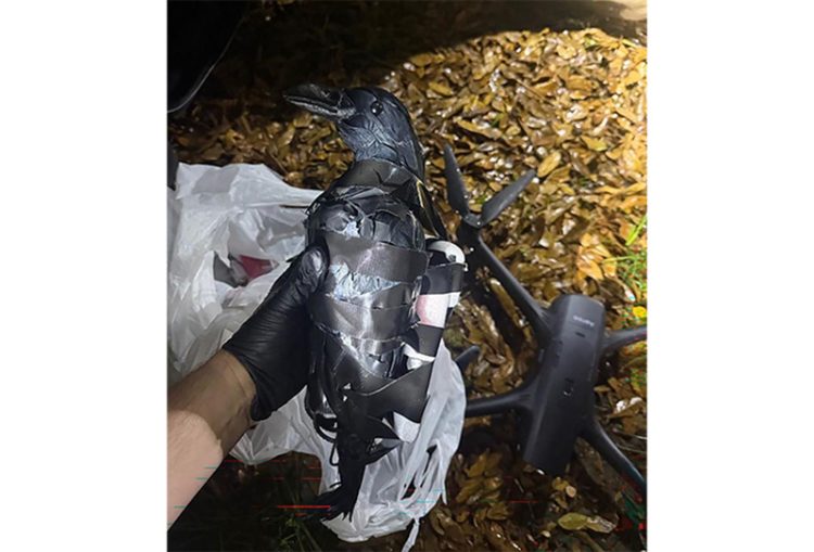 지난9일 미국 텍사스에서 드론을 이용해 마약 등의 밀수품이 담긴 플라스틱 까마귀 모형을 루이지애나주 연방 교도소로 반입하려던 여성 두 명이 체포됐다. 사진 그랜트 파리쉬 보안관 사무소 페이스북 캡처