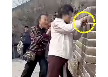 한 관광객이 가위로 만리장성 벽돌에 ‘OOOO 자매 기념’이라는 글자를 새겨 행정 구금 및 벌금 처분을 받았다. 사진 유튜브 캡처