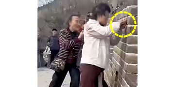 한 관광객이 가위로 만리장성 벽돌에 ‘OOOO 자매 기념’이라는 글자를 새겨 행정 구금 및 벌금 처분을 받았다. 사진 유튜브 캡처