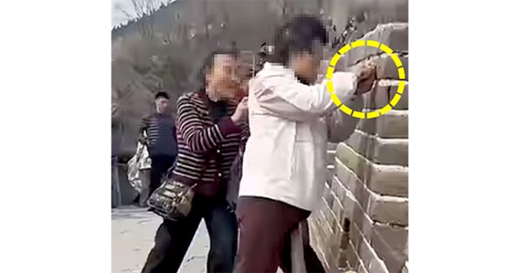한 관광객이 가위로 만리장성 벽돌에 ‘OOOO 자매 기념’이라는 글자를 새겨 행정 구금 및 벌금 처분을 받았다. 사진 유튜브 캡처