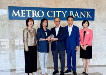 (왼쪽부터) 미셸 박 신임 지점장, 애나 왕 전 지점장, 백낙영 회장, 김화생 행장, 정주희 스와니지점장. 윤지아 기자.