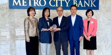 (왼쪽부터) 미셸 박 신임 지점장, 애나 왕 전 지점장, 백낙영 회장, 김화생 행장, 정주희 스와니지점장. 윤지아 기자.