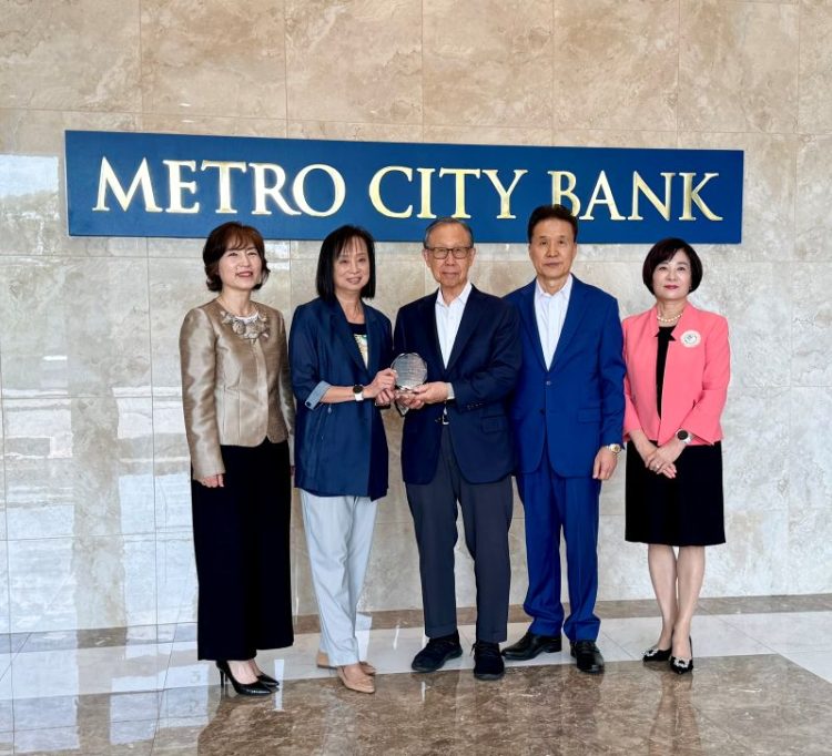 (왼쪽부터) 미셸 박 신임 지점장, 애나 왕 전 지점장, 백낙영 회장, 김화생 행장, 정주희 스와니지점장. 윤지아 기자.