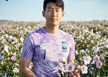 지난달 인터넷에 떠돈 손흥민이 보라색 유니폼을 입고 무궁화를 들고 찍은 합성사진. 사진 인터넷 커뮤니티